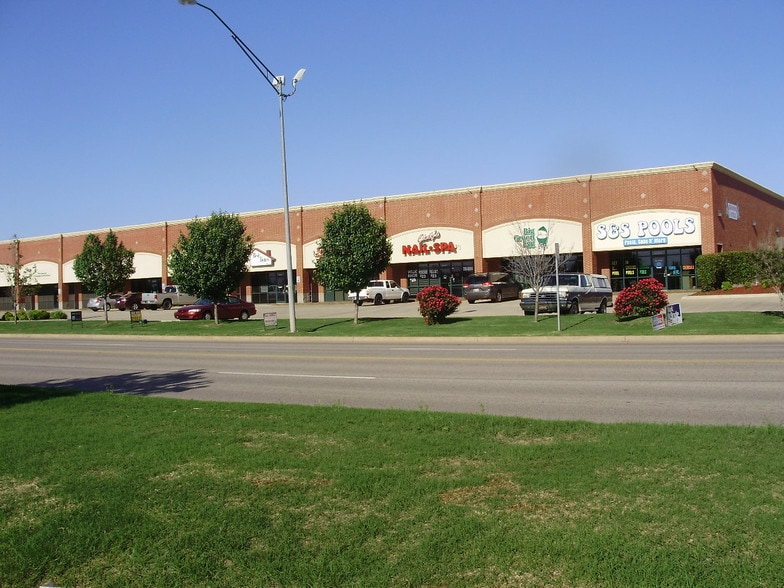 1700-1704 S Broadway St, Moore, OK for lease - Building Photo - Image 3 of 12