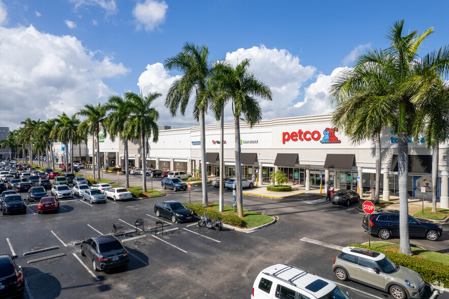 969-1009 E Commercial Blvd, Oakland Park, FL for lease - Primary Photo - Image 2 of 10