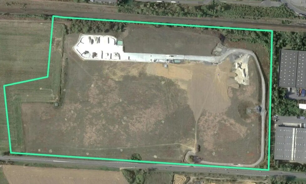 Industrial in Saint-Witz for lease - Building Photo - Image 2 of 4