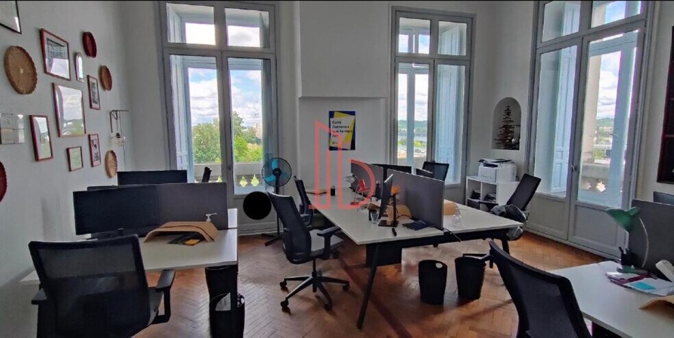 Office in Bordeaux for lease - Interior Photo - Image 1 of 4