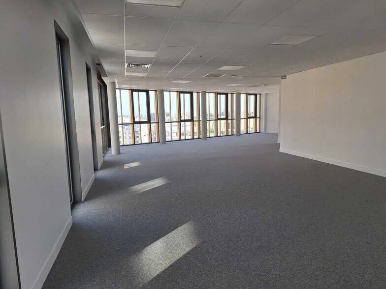 Office in Bordeaux for lease - Interior Photo - Image 2 of 6