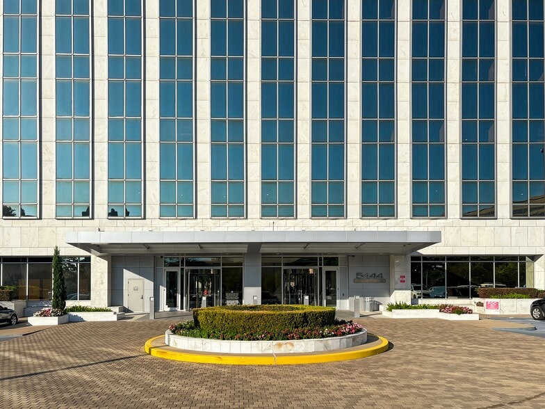 5444 Westheimer Rd, Houston, TX for lease - Building Photo - Image 3 of 13