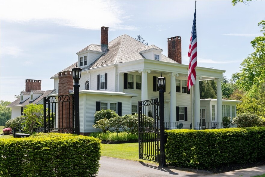 300 S Main St, Suffield, CT for sale - Primary Photo - Image 1 of 1