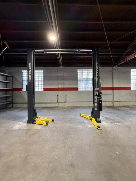 10301 - 10311 S La Cienega Blvd portfolio of 2 properties for sale on LoopNet.com - Interior Photo - Image 3 of 12