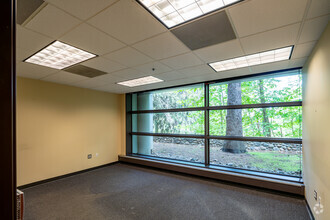 41000 Woodward Ave, Bloomfield Hills, MI for lease Interior Photo- Image 2 of 6