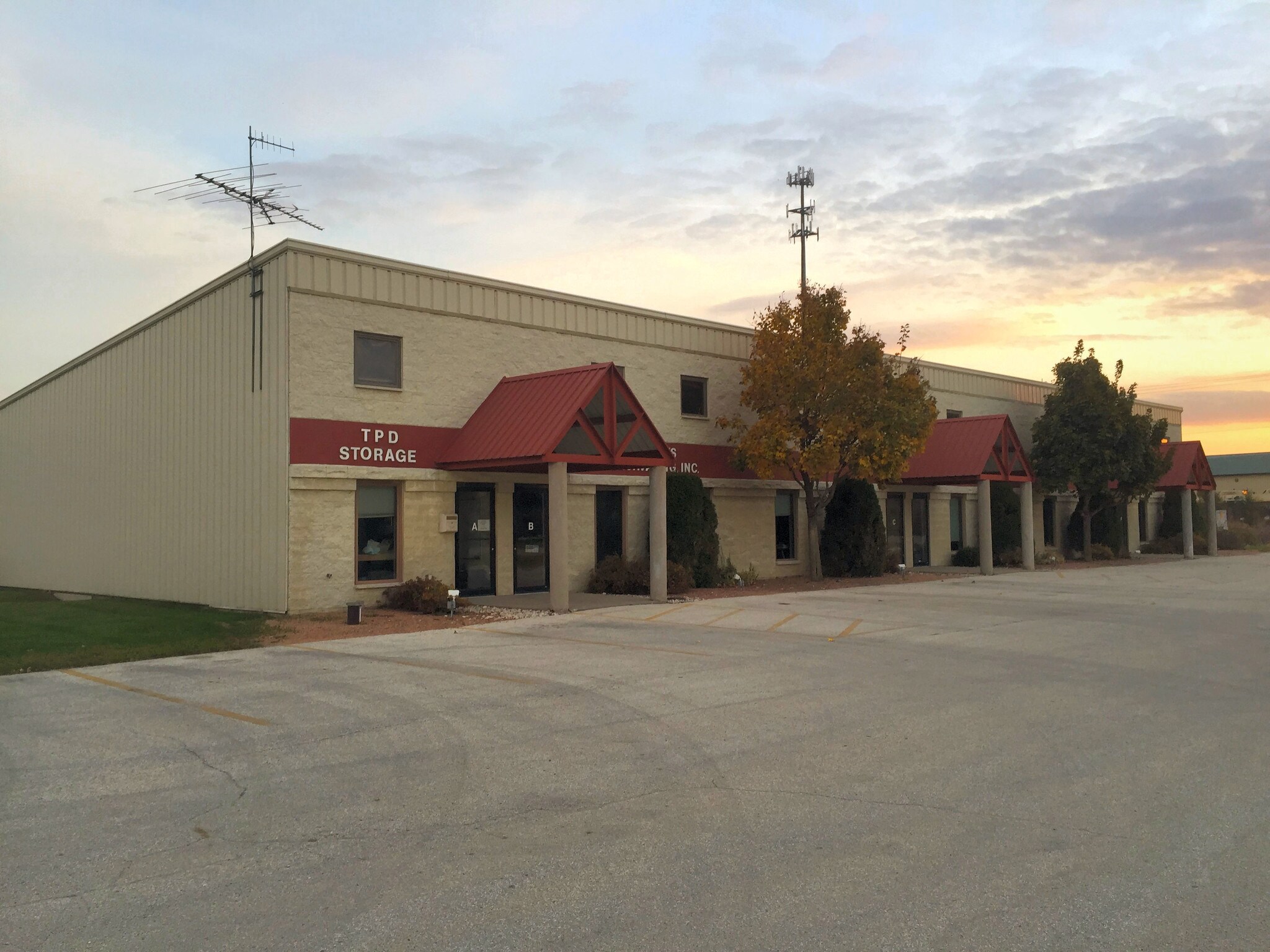 S15W33816 Wolf Rd, Oconomowoc, WI for sale Primary Photo- Image 1 of 1