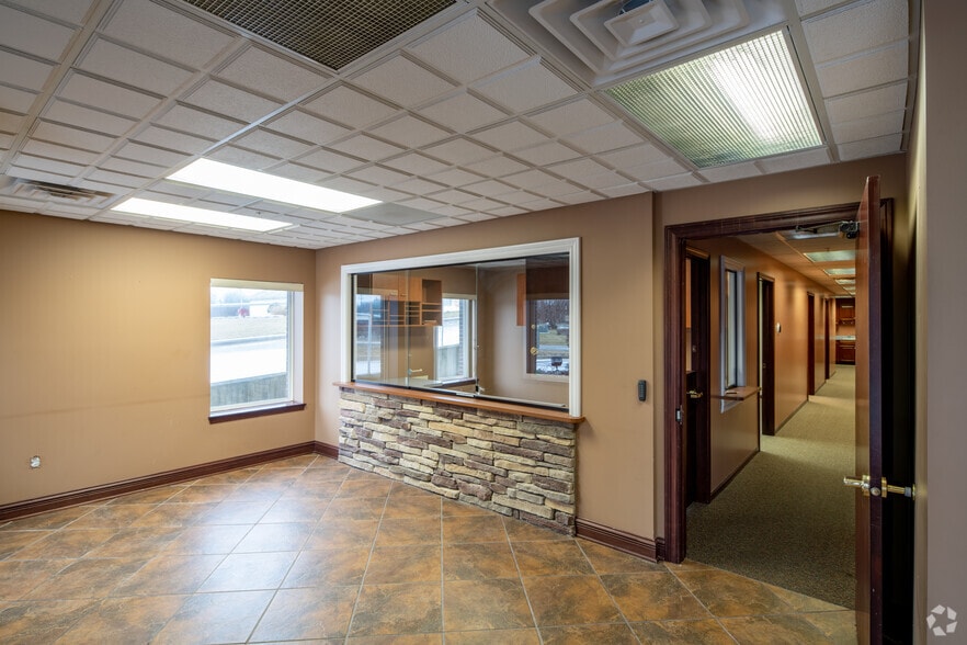 4205 Charlar Dr, Holt, MI for sale - Interior Photo - Image 3 of 54