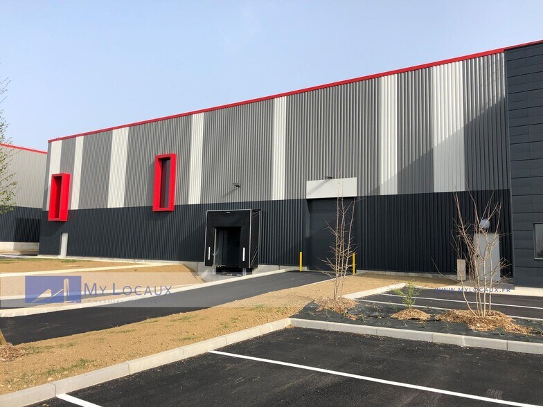 Industrial in Le Thillay for lease - Building Photo - Image 2 of 7