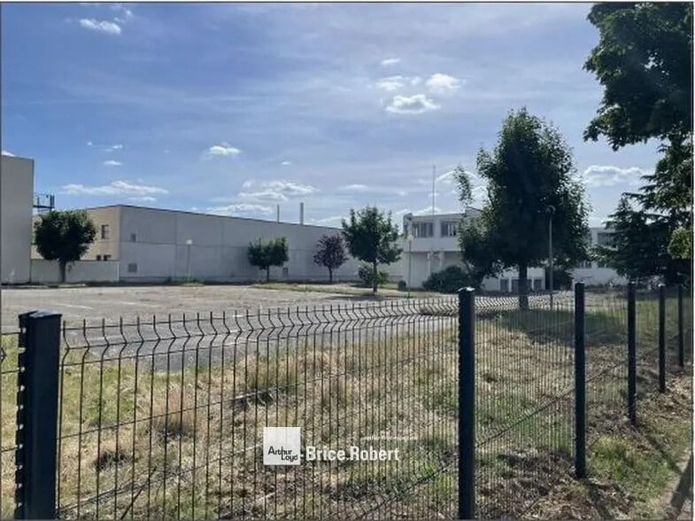 Office in Chassieu for lease - Building Photo - Image 3 of 4