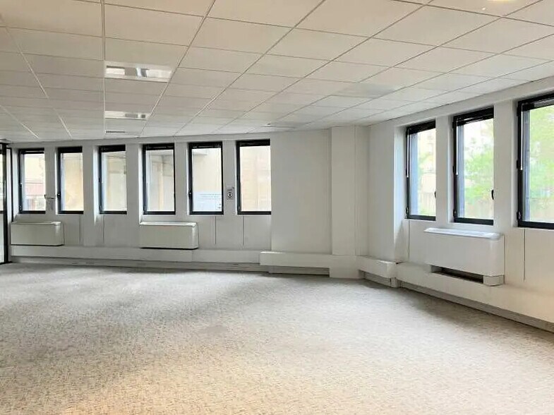 Office in Clichy for lease - Building Photo - Image 2 of 8