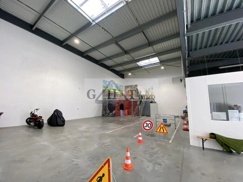 Industrial in Villeneuve-la-Garenne for lease - Interior Photo - Image 3 of 12