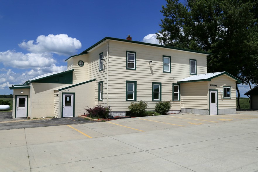 7653 Old Highway Rd, Peosta, IA for sale - Building Photo - Image 1 of 1