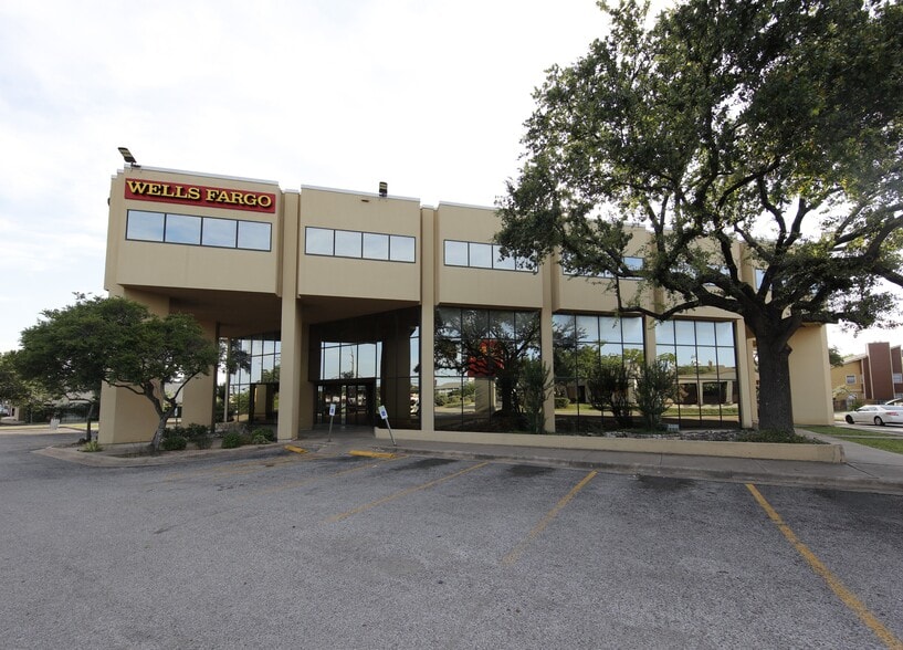 9800 N Lamar Blvd, Austin, TX for lease - Building Photo - Image 2 of 14