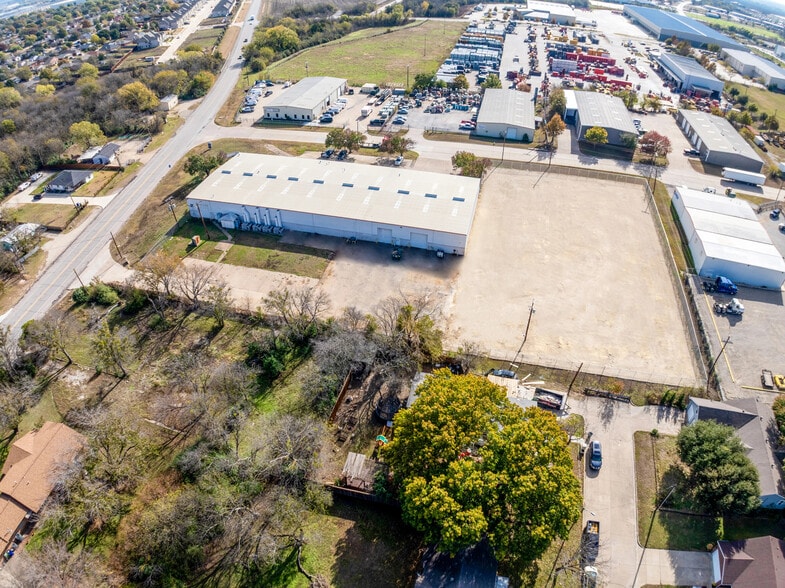 300 Industrial Blvd, Mansfield, TX for lease - Building Photo - Image 3 of 9