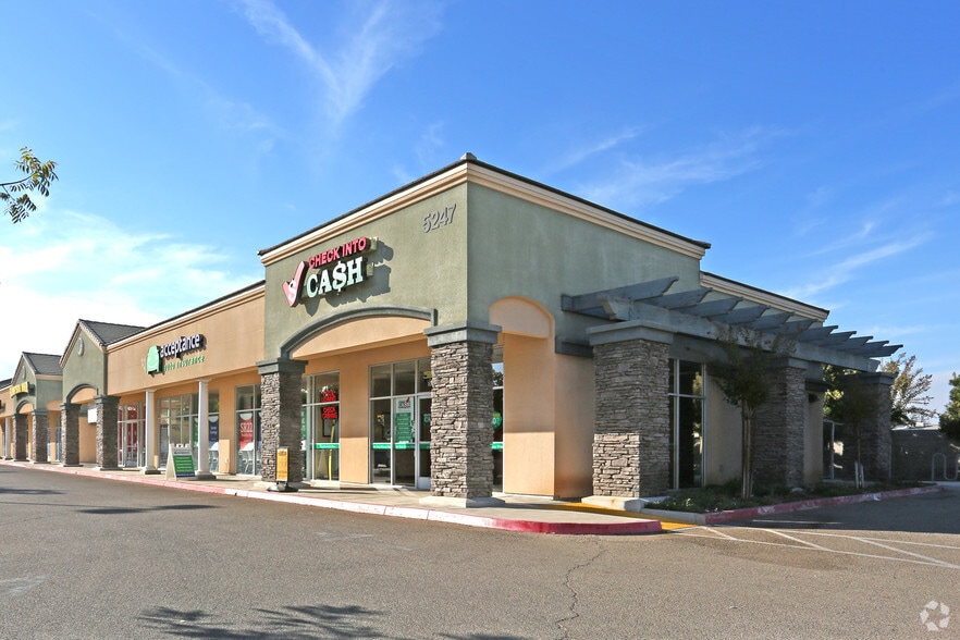 5247 E Kings Canyon Rd, Fresno, CA for sale - Building Photo - Image 2 of 6