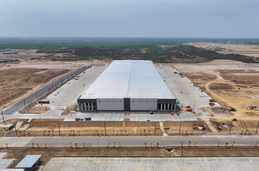 21648 Kraus Lp, Laredo, TX for lease - Building Photo - Image 2 of 4