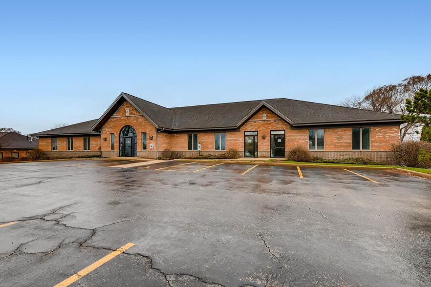 338 Memorial Dr, Crystal Lake, IL for sale - Building Photo - Image 1 of 1