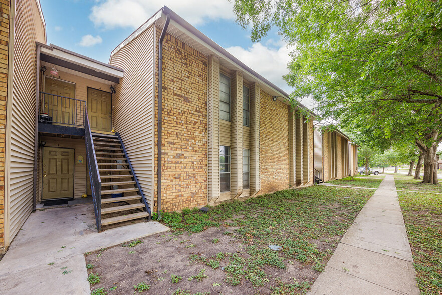 700 N Medina St, Lockhart, TX for sale - Building Photo - Image 1 of 30