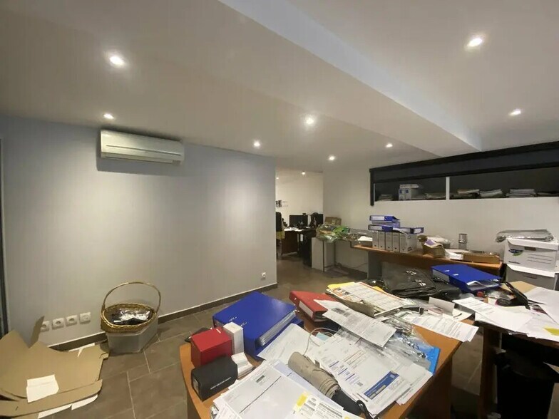 Retail in Nice for lease - Interior Photo - Image 2 of 5