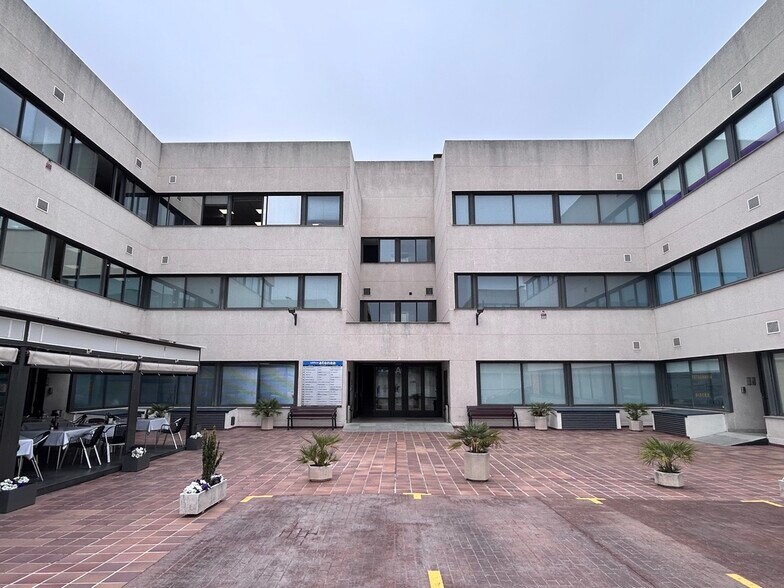 Calle Pollensa, 2-4-4, Las Rozas de Madrid, Madrid for lease - Building Photo - Image 3 of 17