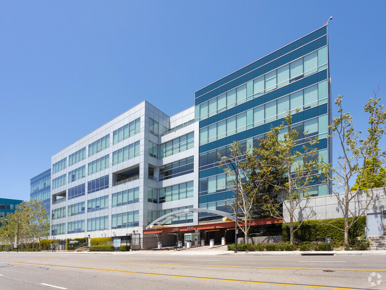 3333 W Empire Ave, Burbank, CA for lease - Building Photo - Image 1 of 5