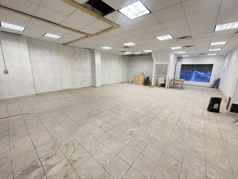 359-365 Broadway, Brooklyn, NY for lease - Interior Photo - Image 1 of 6