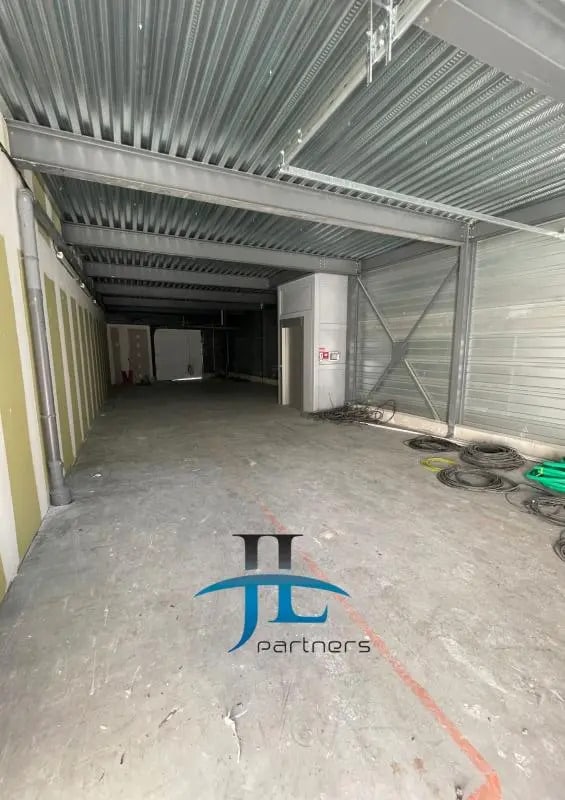 Industrial in Martillac for lease Interior Photo- Image 1 of 7
