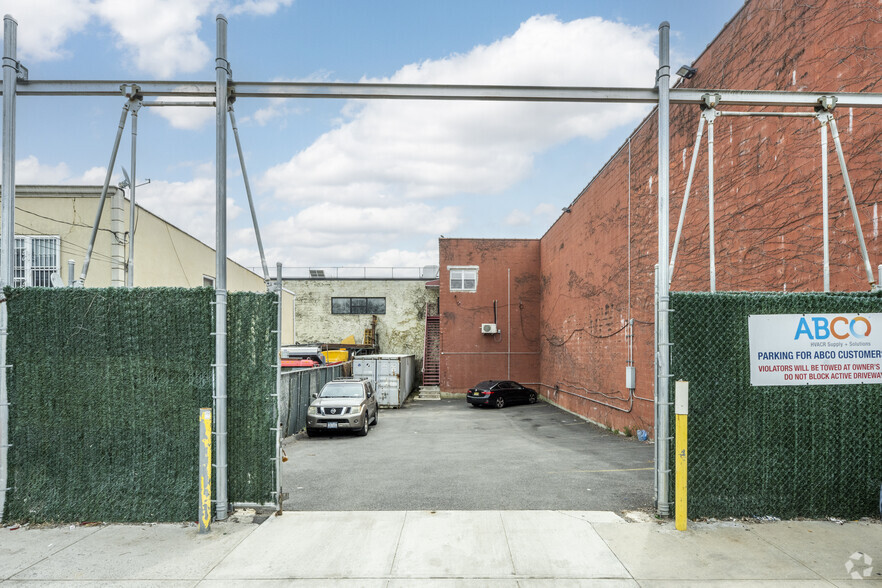 18-22 Preston Ct, Brooklyn, NY for lease - Building Photo - Image 3 of 5