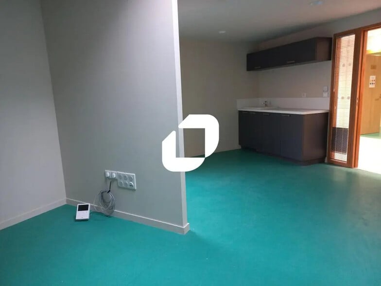 Office in Roubaix for lease - Building Photo - Image 1 of 13