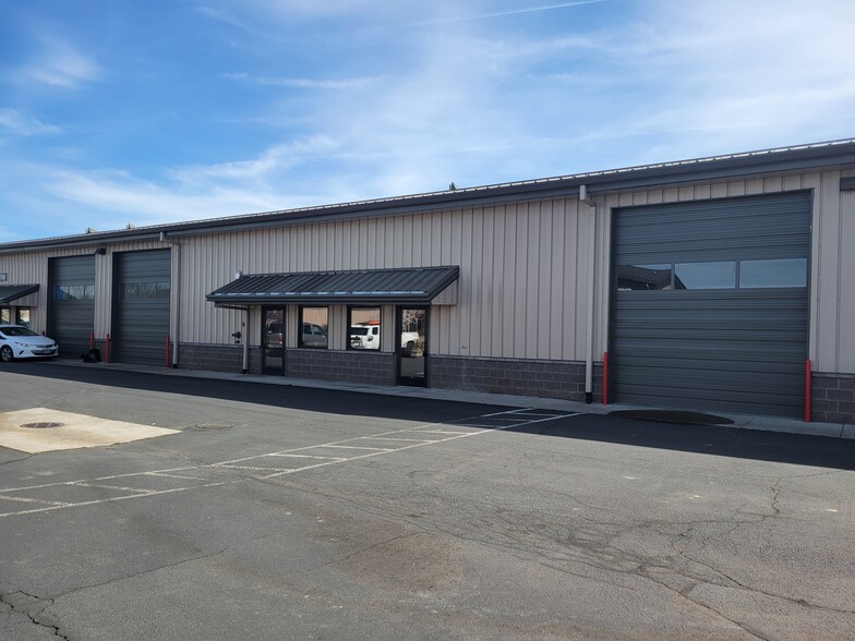 20748 Carmen Loop, Bend, OR for lease - Building Photo - Image 1 of 4