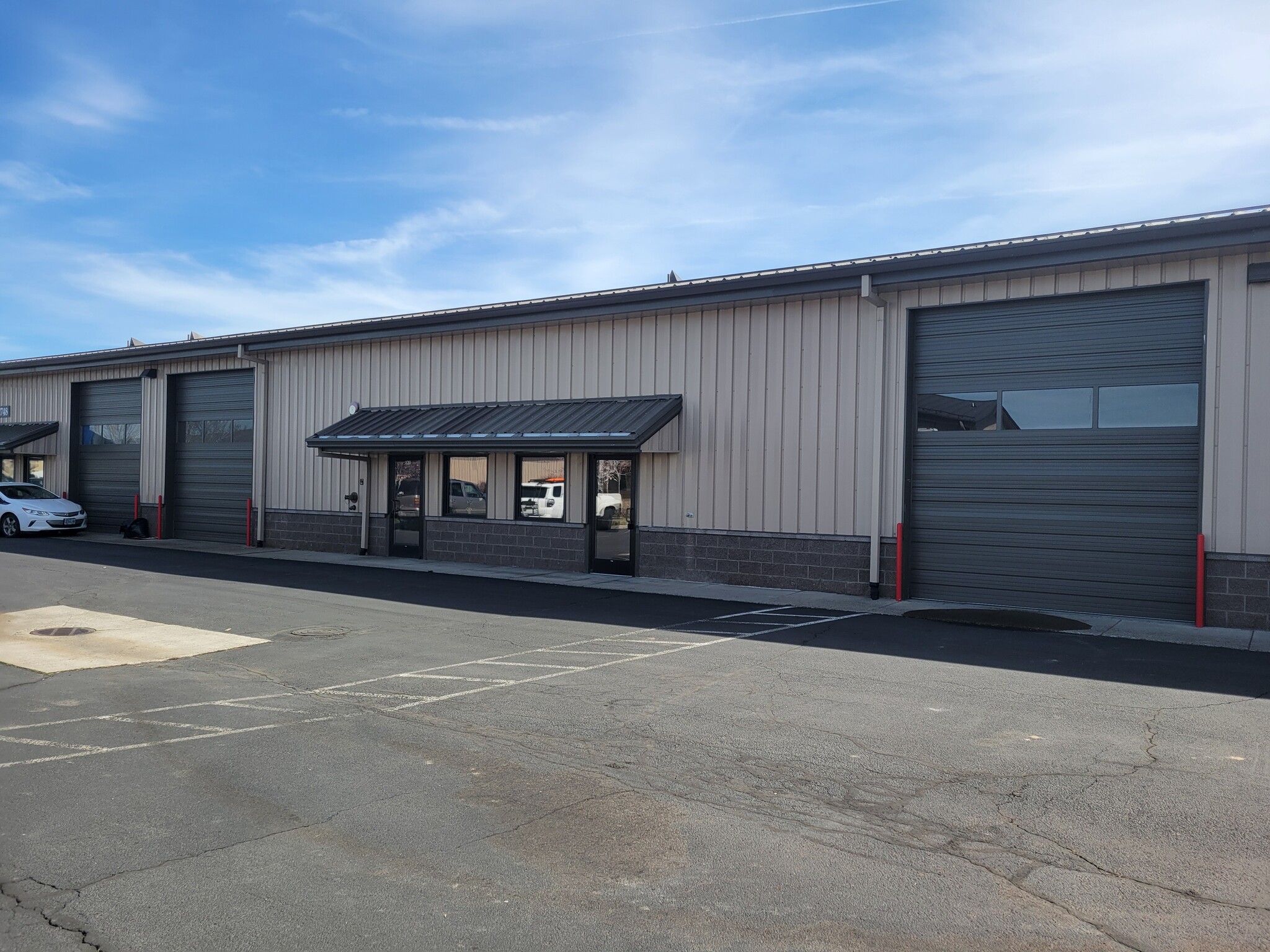 20748 Carmen Loop, Bend, OR for lease Building Photo- Image 1 of 5