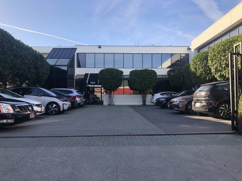 8300-8304 Beverly Blvd, Los Angeles, CA for lease - Building Photo - Image 2 of 5