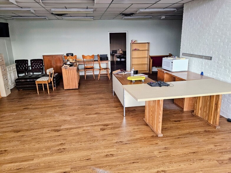 212 Bryan St, Dayton, TX for sale - Interior Photo - Image 2 of 4