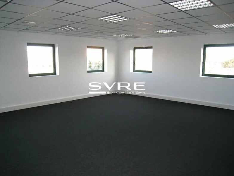 Office in Les Pennes-Mirabeau for lease - Building Photo - Image 1 of 7