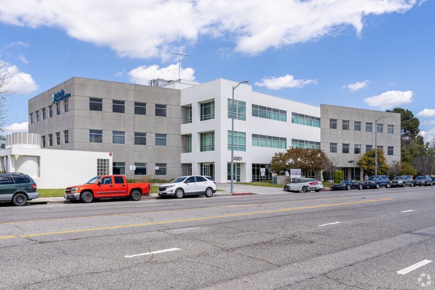 14901 Rinaldi St, Mission Hills, CA for lease - Building Photo - Image 1 of 1