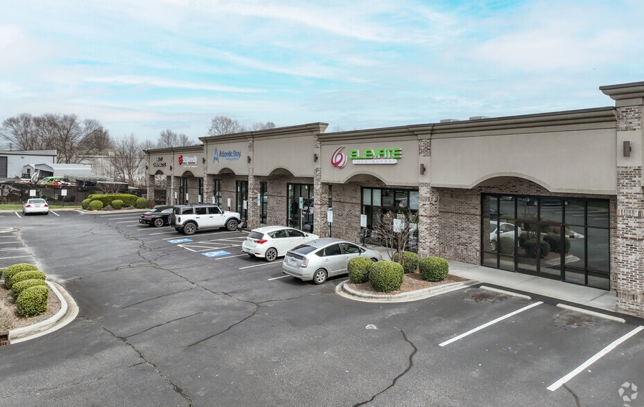 131 Crosslake Park Dr, Mooresville, NC for lease - Building Photo - Image 3 of 15