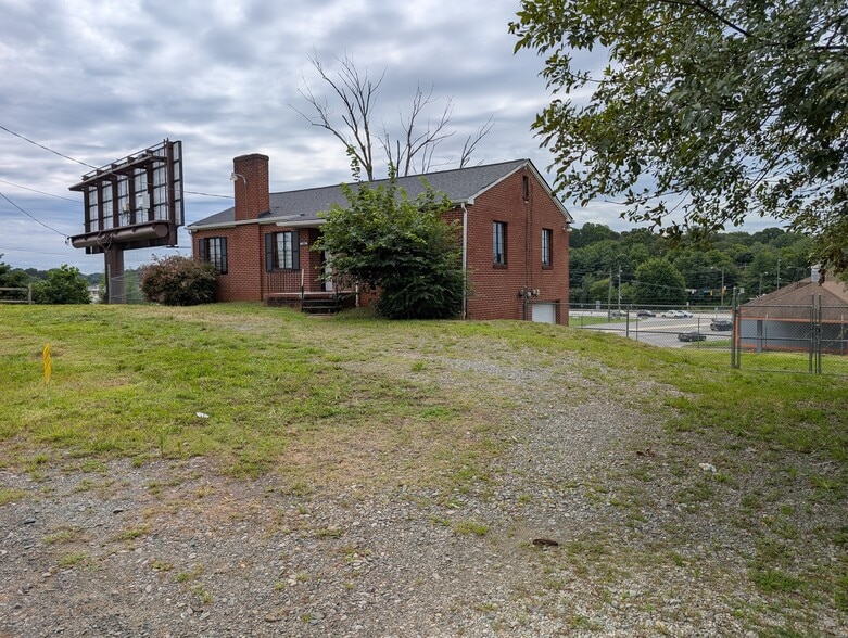 1064 Salisbury Ridge Rd, Winston-Salem, NC for sale - Building Photo - Image 3 of 6