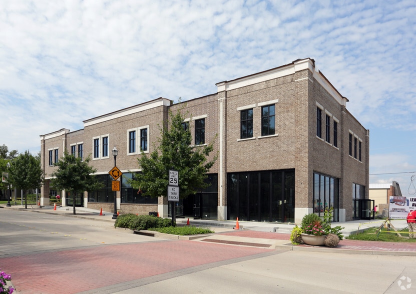 409 N Oak St, Roanoke, TX for sale - Primary Photo - Image 1 of 77