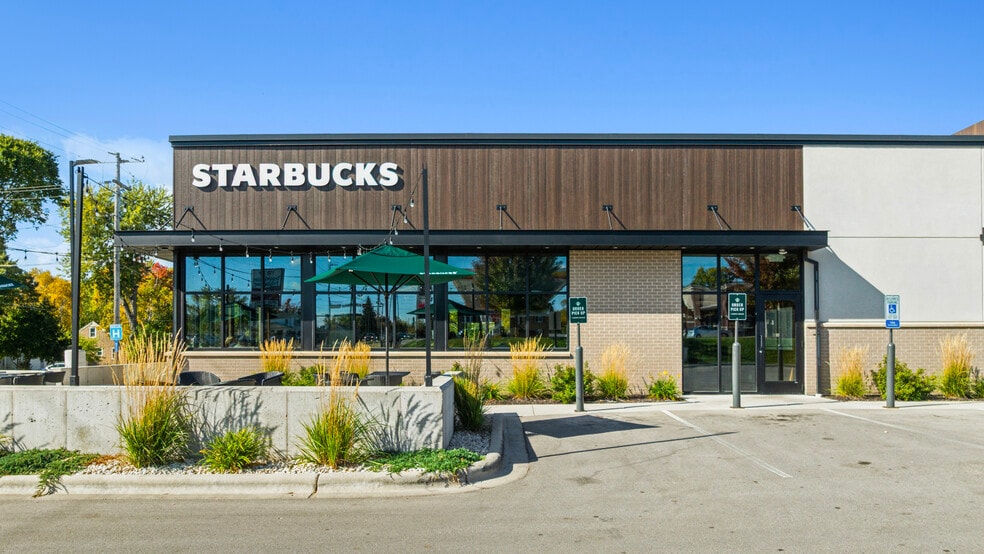 1567 Mason St, Green Bay, WI for sale - Building Photo - Image 2 of 11