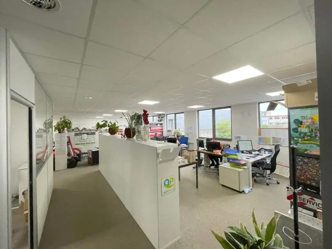 Quai De Bezons, Argenteuil for lease Building Photo- Image 1 of 3