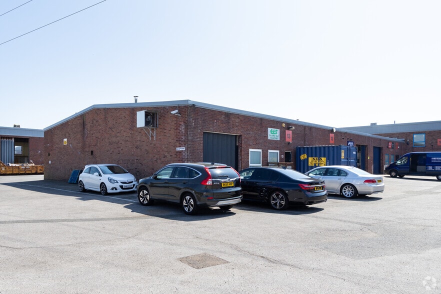 Willowbrook Rd, Worthing for lease - Primary Photo - Image 1 of 3