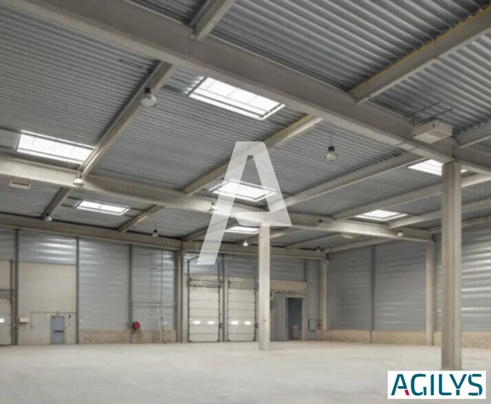 Industrial in Combs-la-Ville for lease - Interior Photo - Image 3 of 7