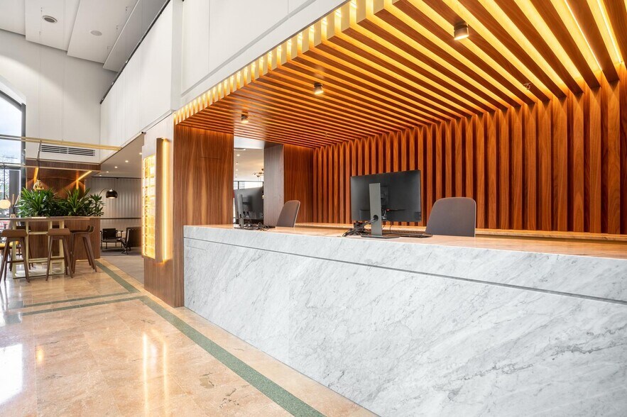Office in Bordeaux for lease - Lobby - Image 3 of 10