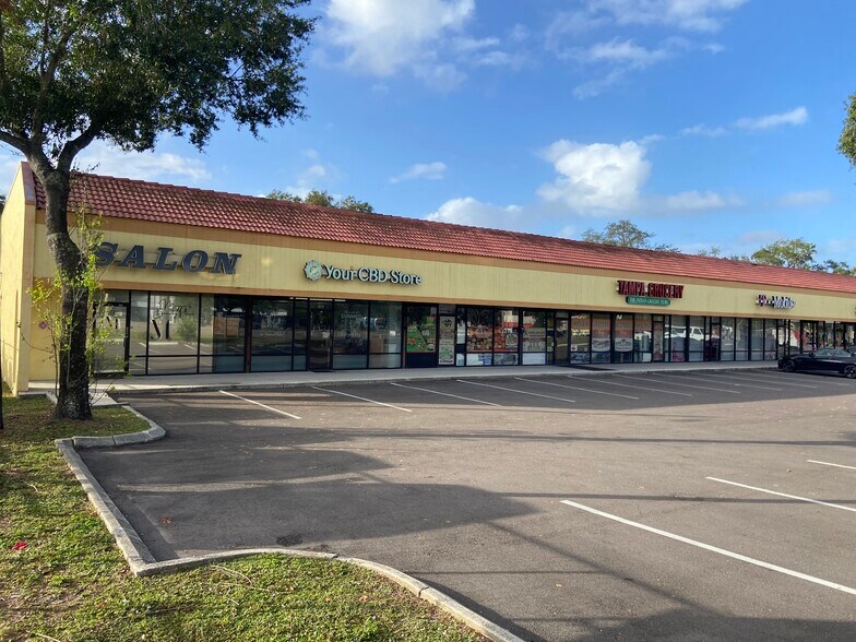 801-825 E Brandon Blvd, Brandon, FL for lease - Building Photo - Image 2 of 7