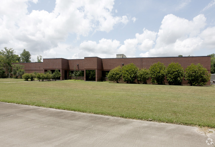 4023 Technology Dr, Angleton, TX for lease - Building Photo - Image 3 of 5