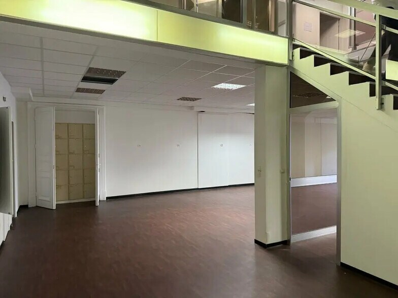 Retail in Nice for lease - Interior Photo - Image 2 of 4