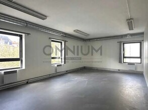 Office in Villeurbanne for lease Building Photo- Image 1 of 5