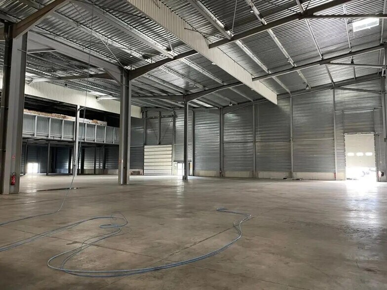 Industrial in La Crau for lease - Interior Photo - Image 3 of 4