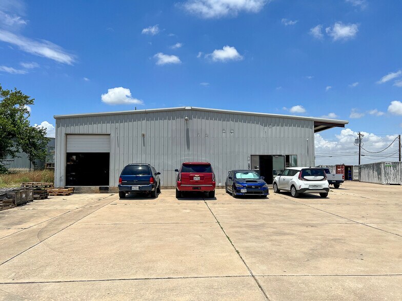 252 Investment Loop, Hutto, TX for sale - Building Photo - Image 1 of 4