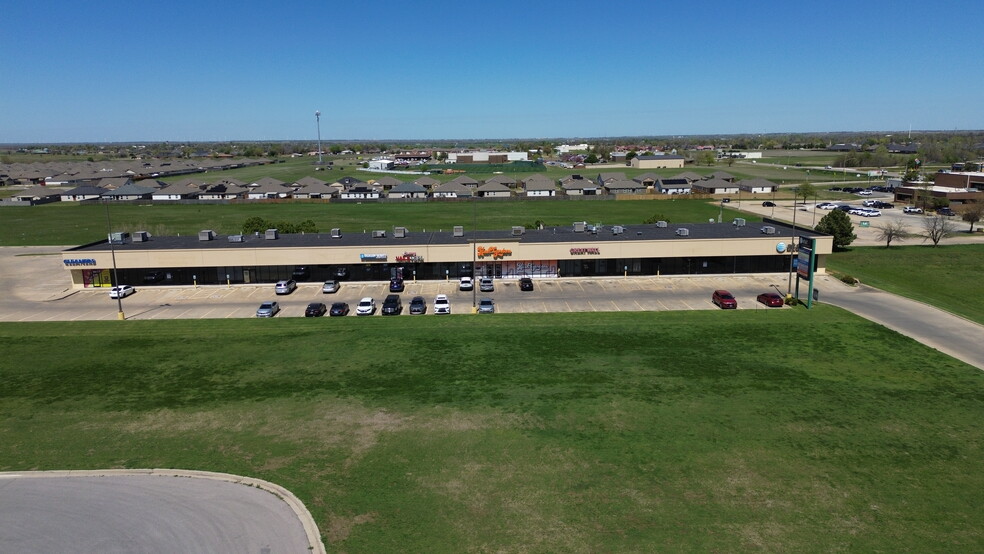 1701-1715 Investors Ave, El Reno, OK for lease - Building Photo - Image 3 of 3